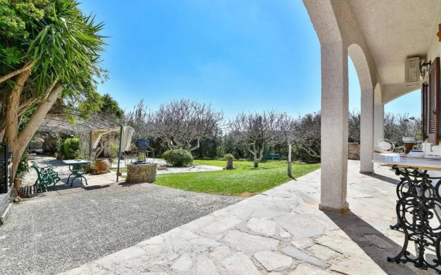 Light-filled home with Garden near Beach