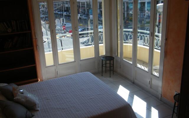 Отель Appartement Palais Henri IV Mer et Ville Vignali вид на фасад