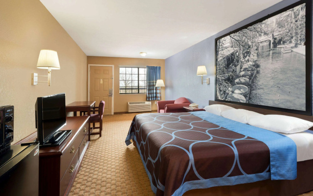 Super 8 by Wyndham San Antonio/Riverwalk Area