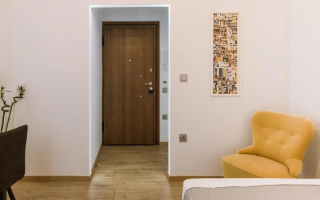 Minimal apartment on the shadow of the Acropolis