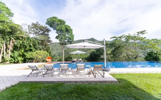 w Glowing 4BR Villa w Pool at Mesa de Yeguas