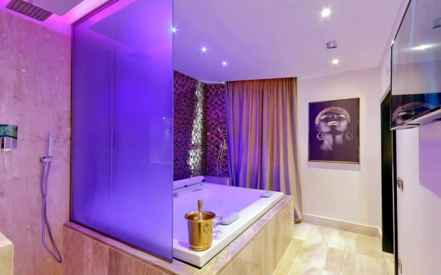 Spanish Diamond Luxury Suites & Jacuzzi