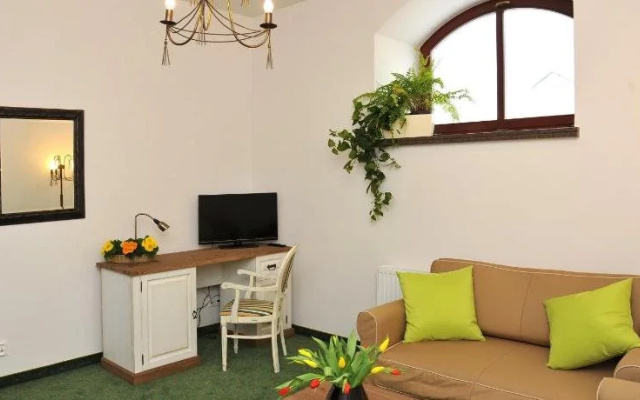 Hotel Sandro Silver