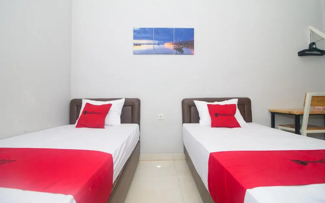 Semilir Hotel & Resto by Reddoorz Rooms