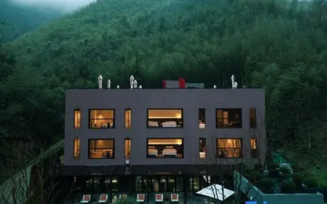 LUNE ROAM Hiking & Rustic Luxury Hotel (Floating Valley Branch)