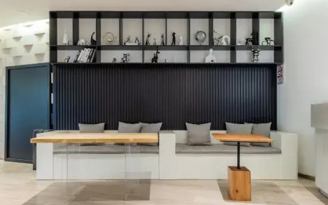 Guangzhou Sun Yat-sen University First Hospital Dongshankou Subway Yumi Boutique Apartment