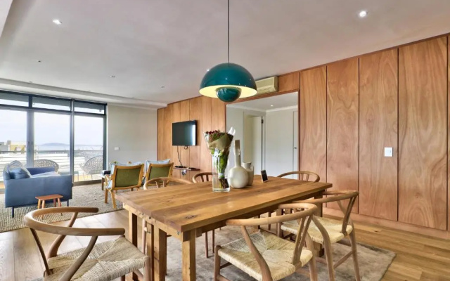 Stylish, Modern Apartment With Breathtaking Views.