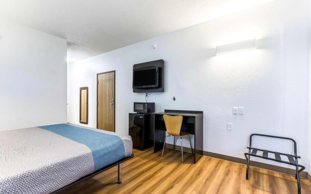 Motel 6 Indianapolis, IN - Southport