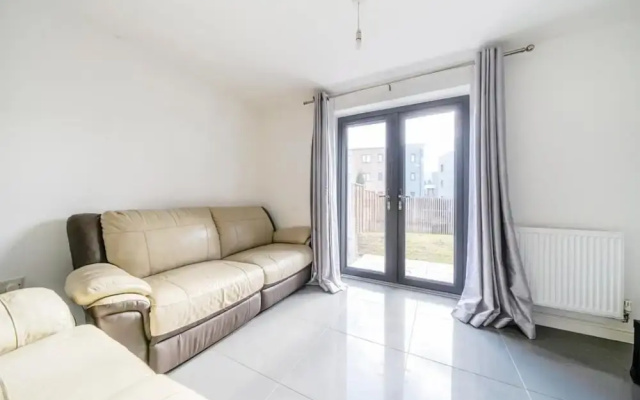 Lakeview House - Sleeps 6, Garden & Free Parking