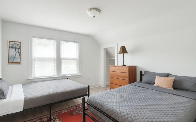 Detroit 4BR Home Bathtub & Pet Friendly Stay