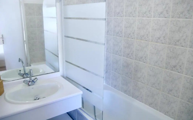 Le Petit Soleil de Corbeil (Adults Only)