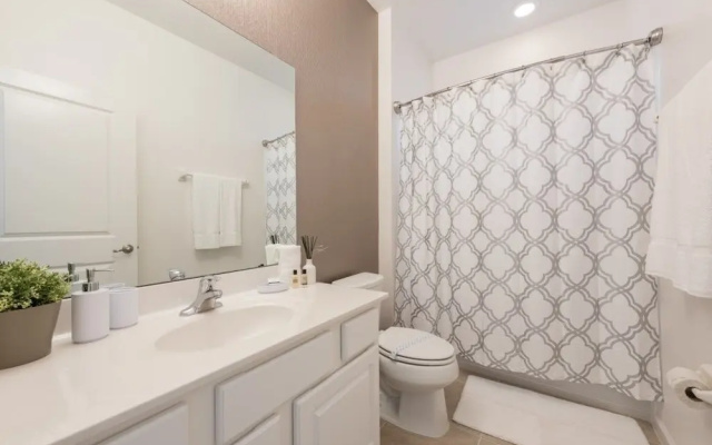 4-bedroom House w/ Private Pool - Great Location Home