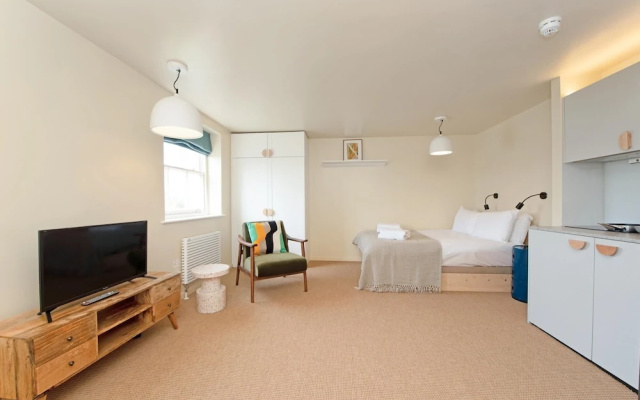 Large Studio With Garden Views in Leafy NW London