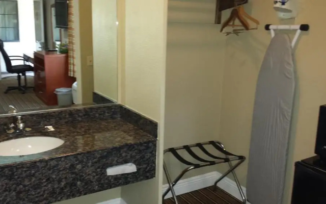Regency Inn And Suites