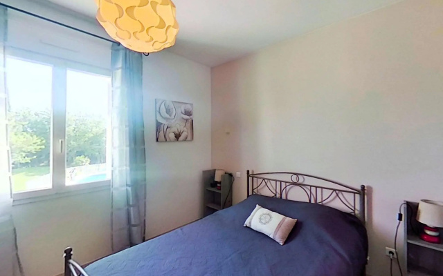 Villa in L'isle-sur-la-sorgue With Pool