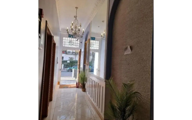 F101-First Floor Flat Fits 3 Near Hyde Park