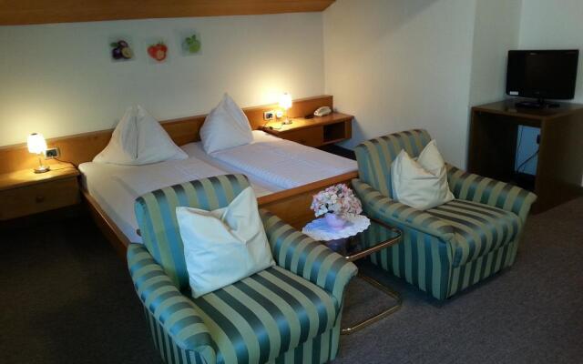 Hotel Schonbrunn Меран комната для гостей
