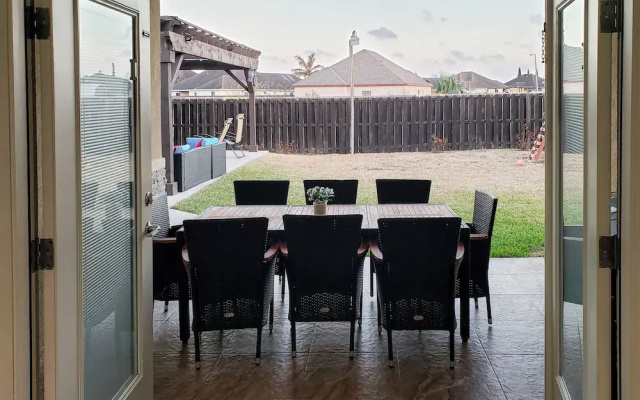 Pool, Patio & Yard: Chic South Texas Home