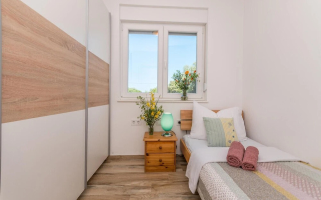 Awesome Apartment in Turanj With Wifi and 2 Bedrooms