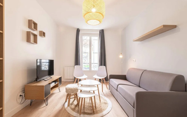 Luminous and Design Appt Close to Paris