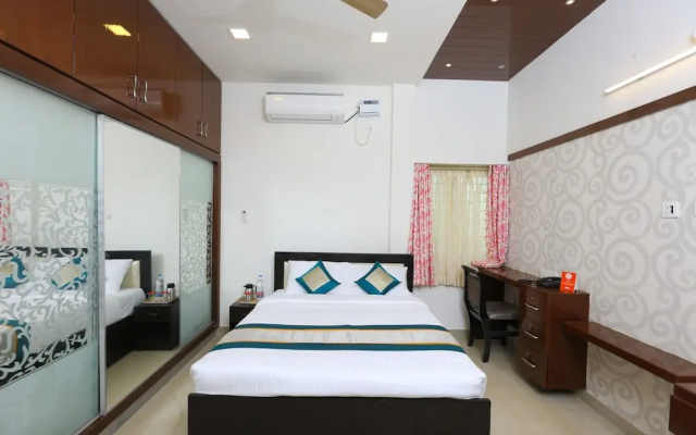 OYO 10701 Moukthi Apartment