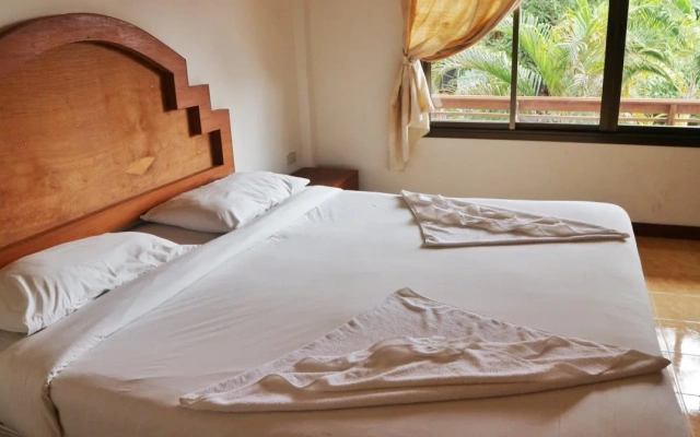 Baan Srinimit House & Apartment