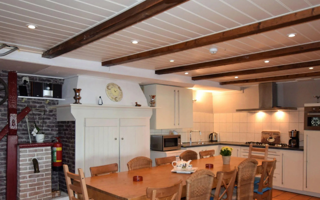 Quaint Farmhouse near River in Oosterwijk