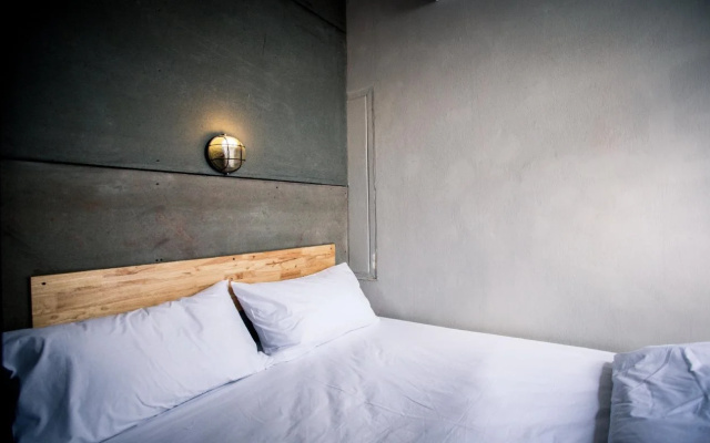 Sleepy Dealer Hostel Bar