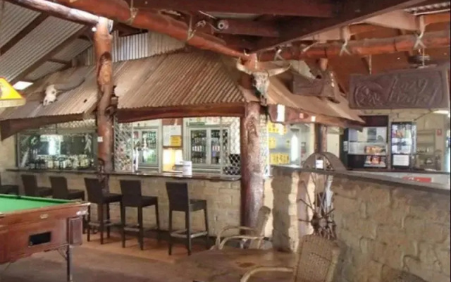 Lazy Lizard Tavern and Caravan Park Cabins