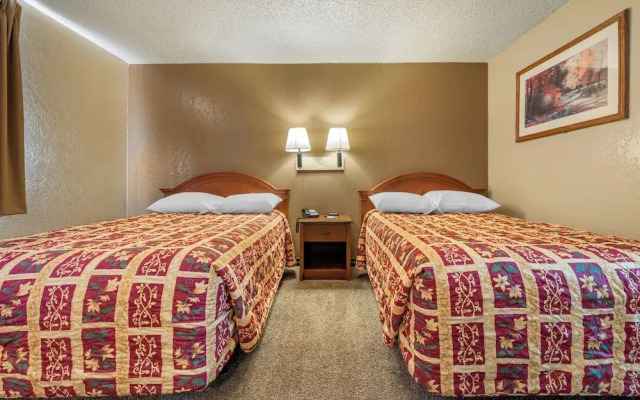 Pueblo Inn