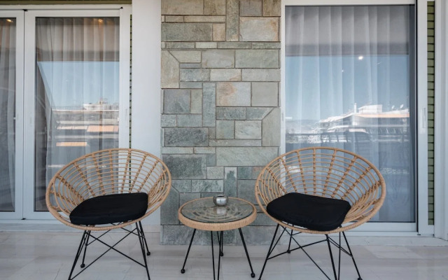 Luxury Apartment near Floisvos Marina