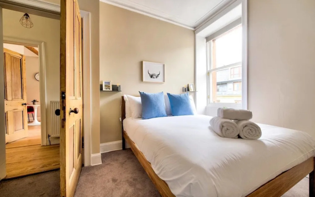 Cool St Stephen Street Apartment: Prime New Town Location