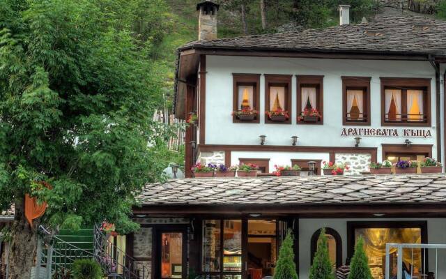 Отель Dragneva Guest House Болгария, Чепеларе - отзывы, цены и фото номеров - забронировать отель Dragneva Guest House онлайн вид на фасад