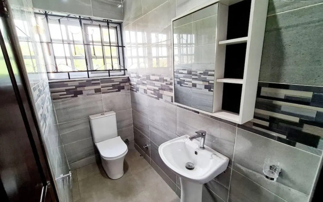 Cozy,quiet & Fantastic- Close to Highway - Parking