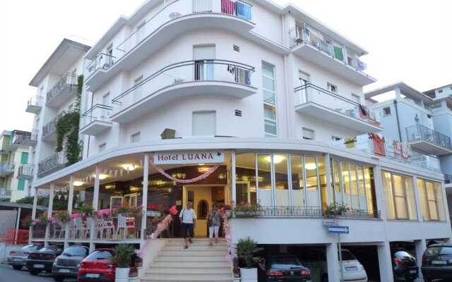 Hotel Luana вид на фасад