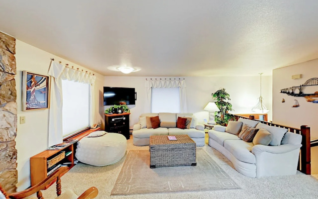 1235 NW Spring St Home