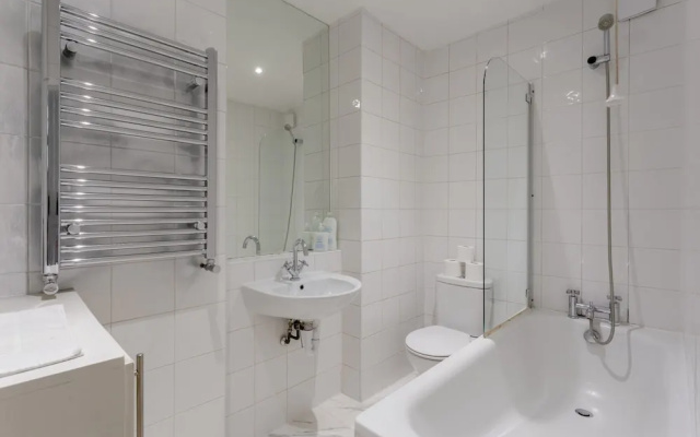 Modern 2 Bedroom in Queens Park With Garden