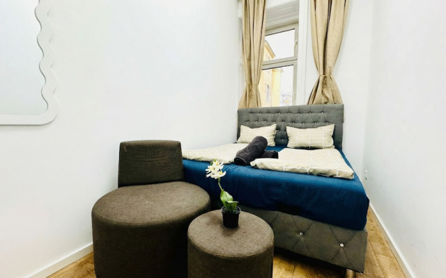 Simple Private Room Steps from Augarten