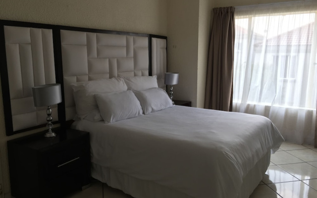 Tntee Apartments