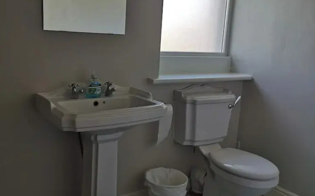 3 bed House With 2 Living Areas and 2 Bathrooms
