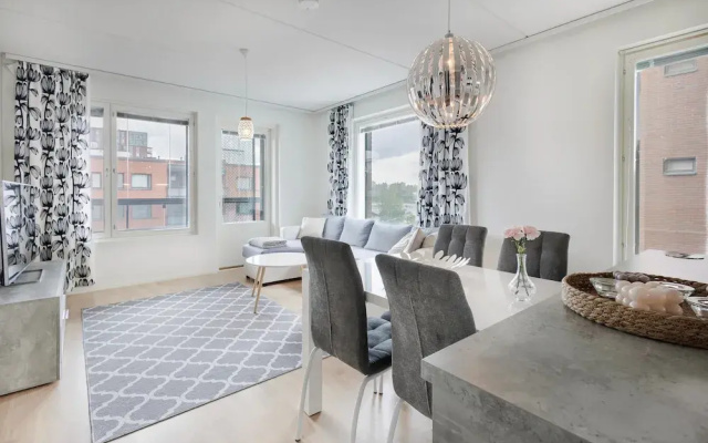Spacious 2BR Apt - Lake View & Sauna