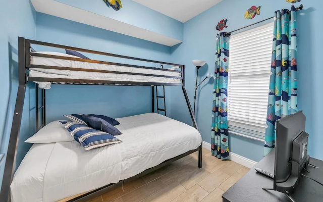 Calypso 2-1102 West