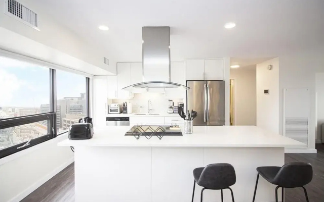 Spectacular 2bedroom and 2bath Penthouse With Parking