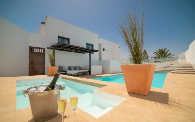 6 Bedroom Luxury Villa 300m from the water front