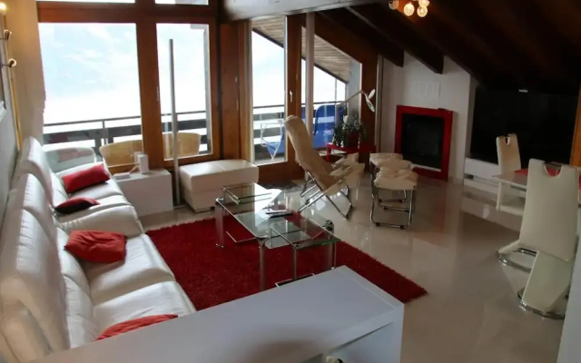 Elegant Apartment With Patio in Hills