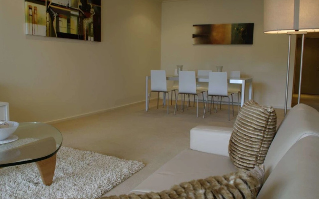 Executive Elwood Apartment
