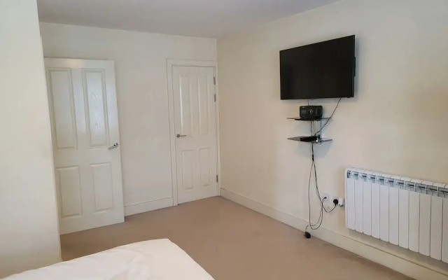 1 Bed Flat - Sleeps 4 - Parking - Wifi