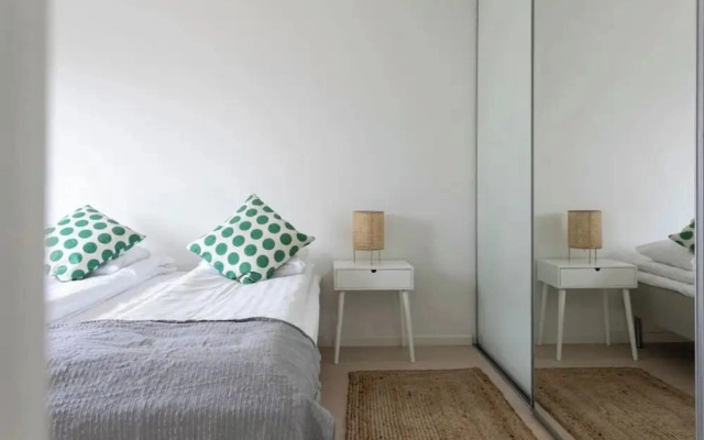 2ndhomes Modern 1BR Apartment w Balcony