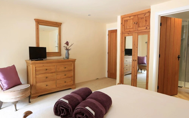 Easton Court - Large Character Barn Near Salcombe