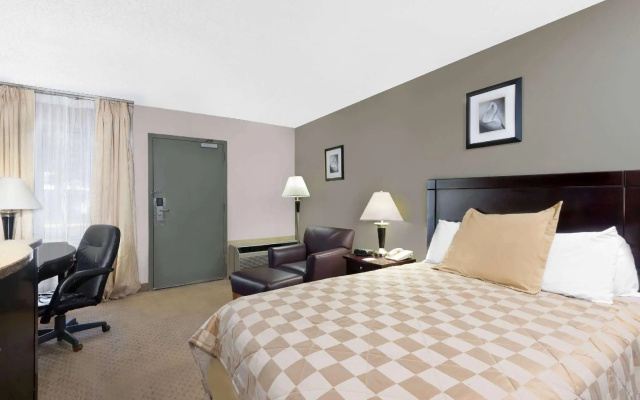 Howard Johnson Inn Cleveland Airport